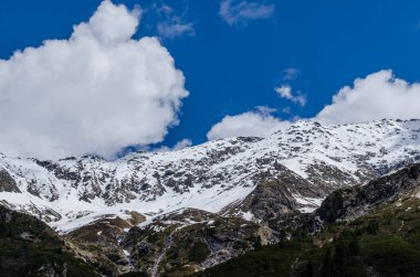 kar ve gökyüzünde bulutlar dağ