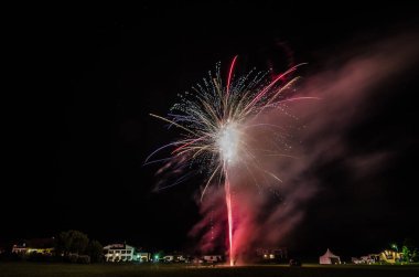 tek küçük havai fişek