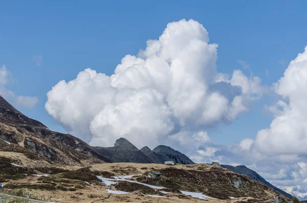 Montanhas com nuvens no céu — Fotografia de Stock