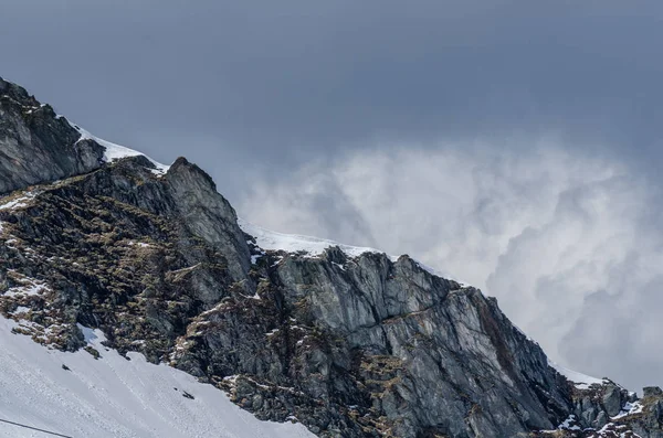 Gunung kasar dengan awan gelap — Stok Foto