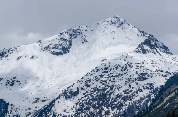 Hory a mnoho laviny — Stock fotografie