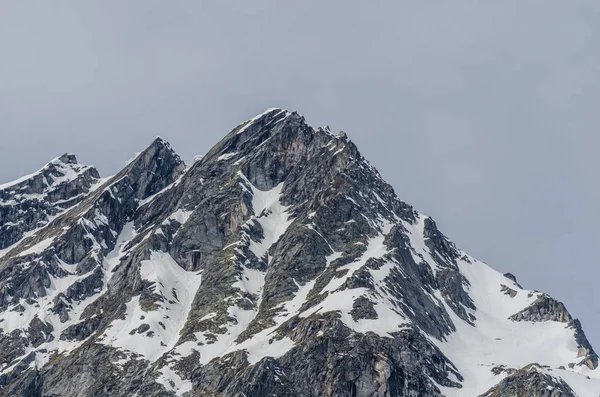 Tinggi berbatu gunung dengan salju — Stok Foto
