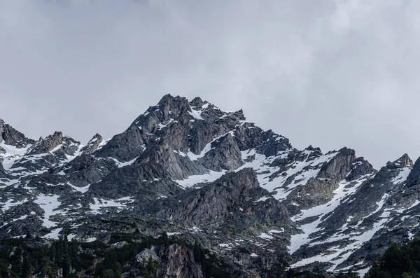 高い鋭い研がれた山 — ストック写真