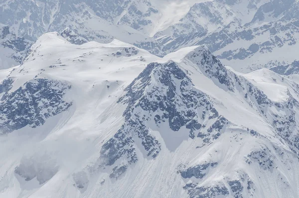Tinggi gunung dengan banyak salju — Stok Foto