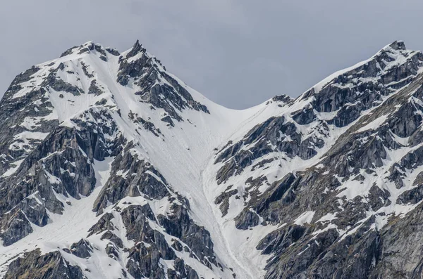 Gunung curam dengan jejak pemain ski — Stok Foto