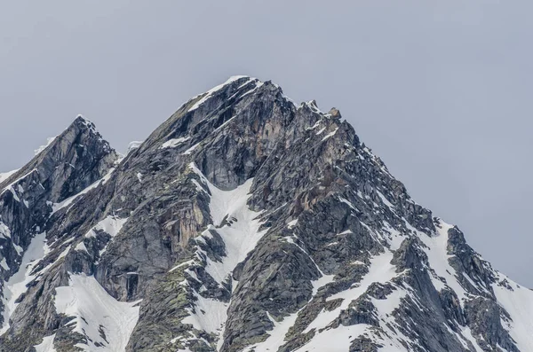 Keskin kenarlı dağ — Stok fotoğraf
