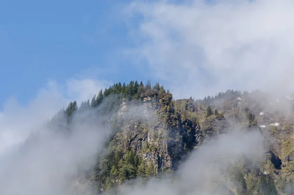 Nebel und blauer Himmel am Berg — Stockfoto