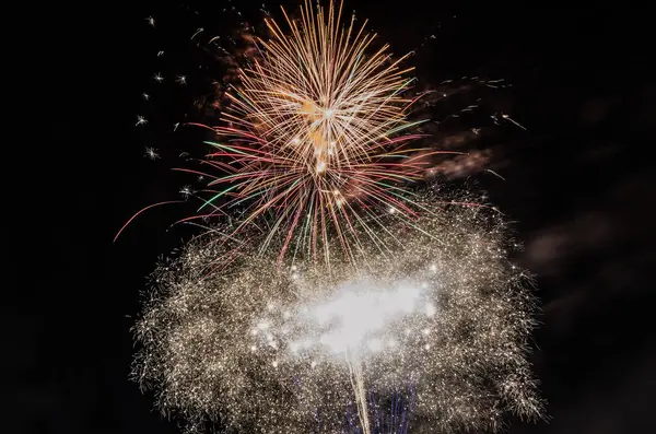 Enormi fuochi d'artificio colorati — Foto Stock