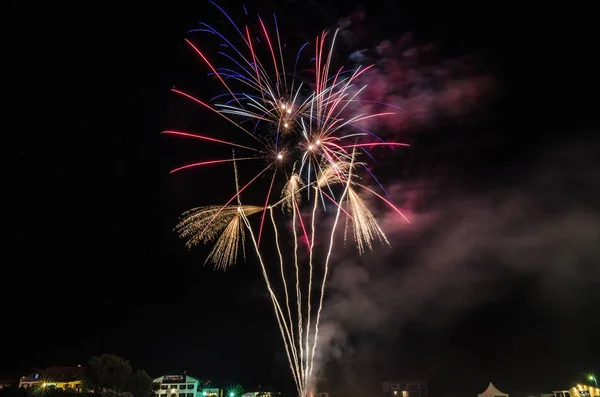 De nombreuses fusées lors de feux d'artifice — Photo