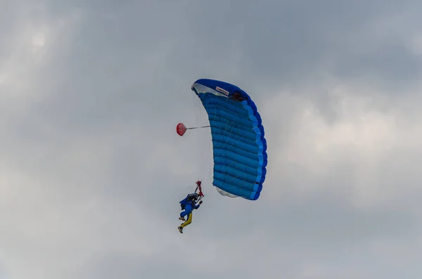 Kék ejtőernyős jumperek — Stock Fotó