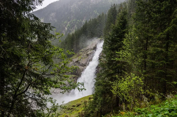 Högt vattenfall i fjällen — Stockfoto