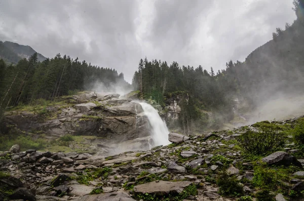 Fluxo fluindo na natureza — Fotografia de Stock