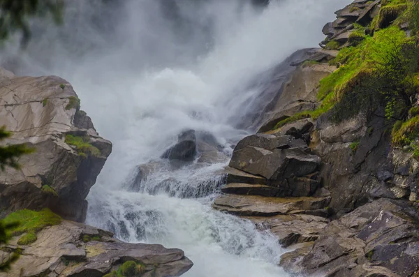 Água selvagem na cachoeira — Fotografia de Stock