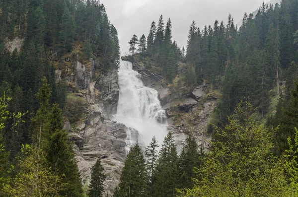 Högt vackert vattenfall — Stockfoto