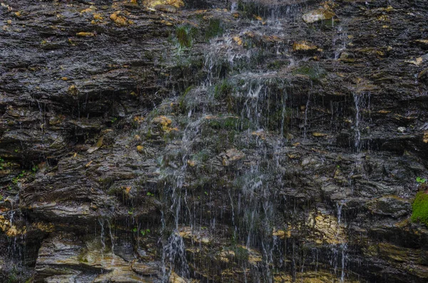 Tropft reines Wasser von Felsen — Stockfoto