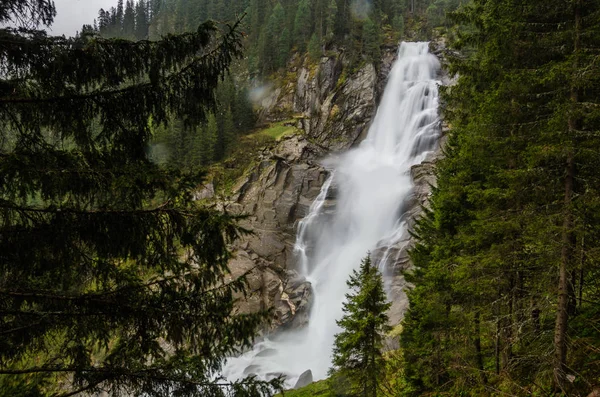 Wysoka wodospad w lesie — Zdjęcie stockowe