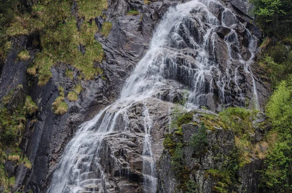 Verteiltes Wasser am Wasserfall — Stockfoto
