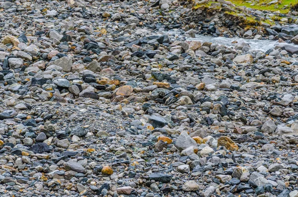 Färgglada stenar på bäcken — Stockfoto