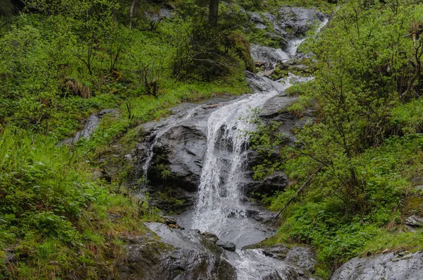 Kleiner Wasserfall in den Bergen — Stockfoto