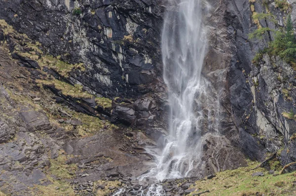 Berge mit Wasserfall — Stockfoto