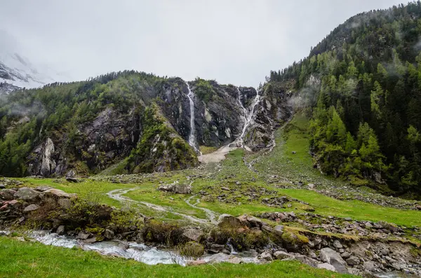 Paisaje natural en las montañas —  Fotos de Stock