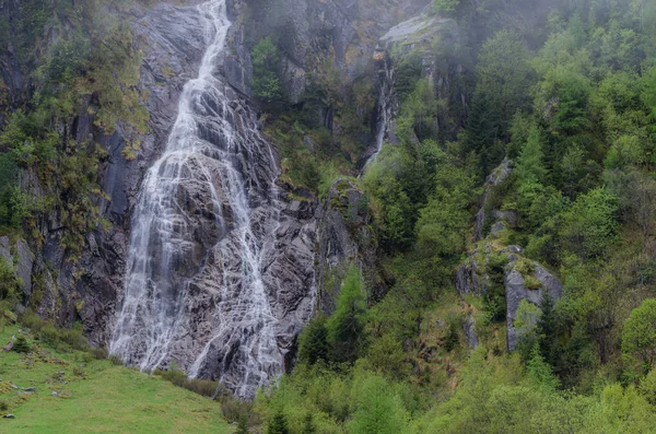 Szeroki wodospad w górach — Zdjęcie stockowe