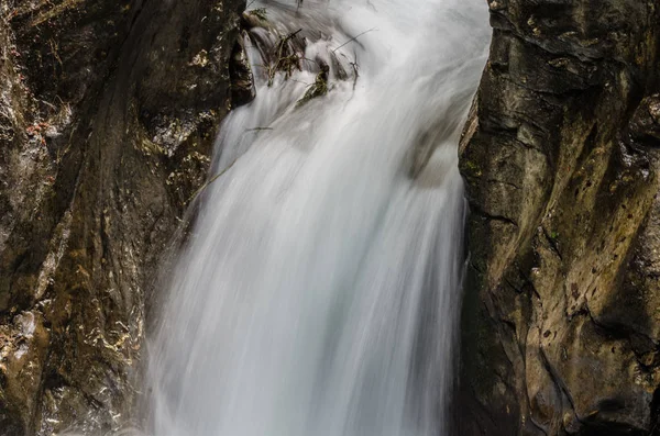 Měkká voda v rokli — Stock fotografie