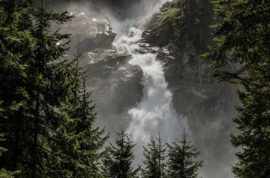 şelale ve atomize su