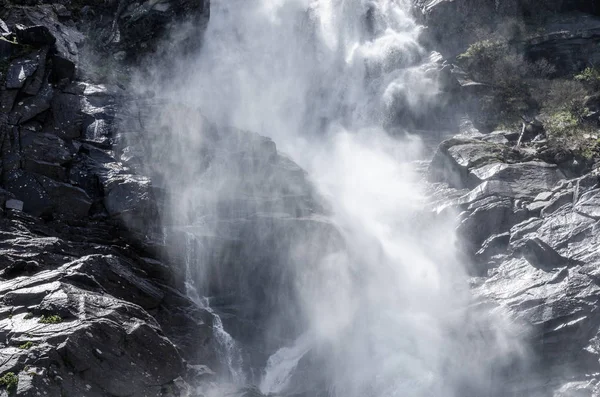 Feines zerstäubtes Wasser über Felsen — Stockfoto