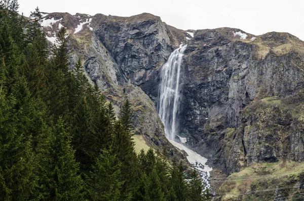Wysoki wodospad w górach — Zdjęcie stockowe