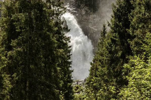 Cachoeira entre árvores — Fotografia de Stock