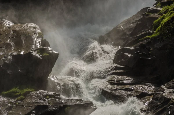 Wasserfall mit Nebel — Stockfoto