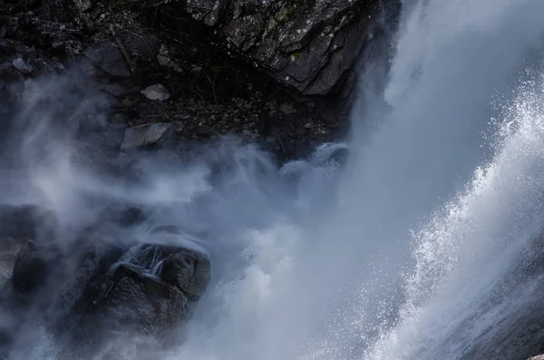Detailansicht Wasserfall beim Wandern — Stockfoto