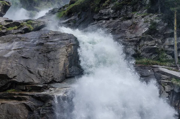 Reboque cachoeira nas montanhas — Fotografia de Stock