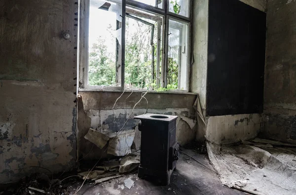 Oude kachel in verlaten huis — Stockfoto