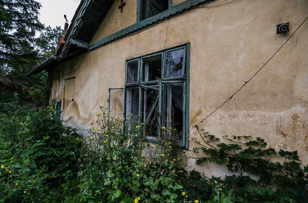Casa velha com jardim — Fotografia de Stock