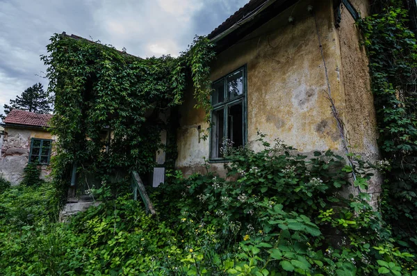 Casa veche suprasolicitată — Fotografie, imagine de stoc