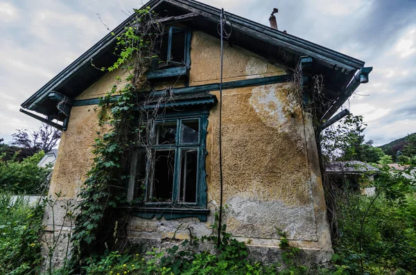 Vila veche suprasolicitată cu grădină — Fotografie, imagine de stoc