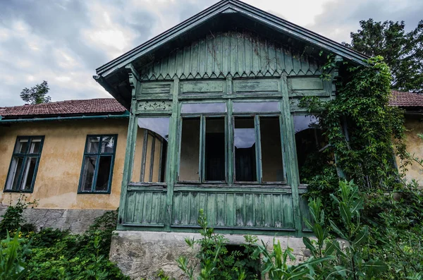 Teraslı eski villa — Stok fotoğraf