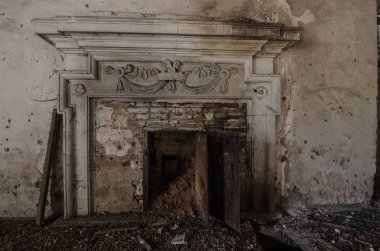 şatoda dekore edilmiş şömine