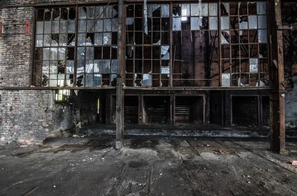 Övergivna fabriken med fönster — Stockfoto