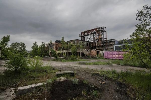 Terräng av övergivna fabriken — Stockfoto