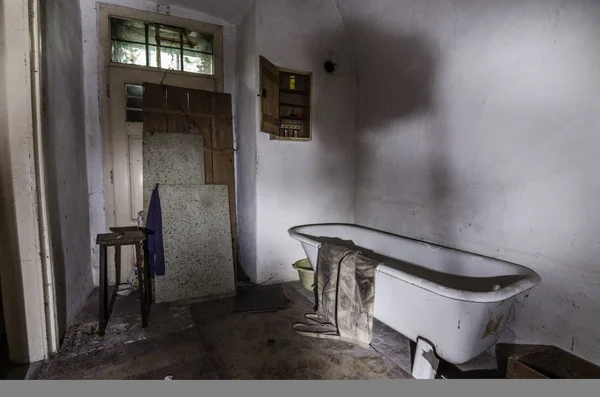 Μπανιέρα σε εγκαταλελειμμένο σπίτι — Φωτογραφία Αρχείου