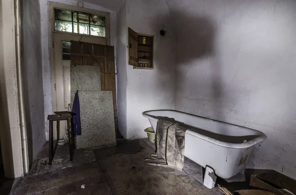 Baignoire dans maison abandonnée — Photo