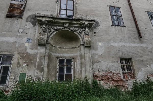 Gammalt slott med prydnad på väggen — Stockfoto