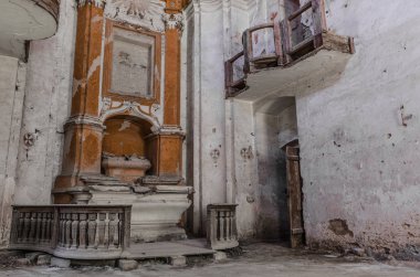 altar ve korkulukları ile eski terk kilise
