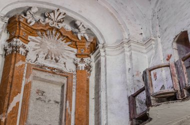 duvarlar çürümüş kilisede dekore edilmiş