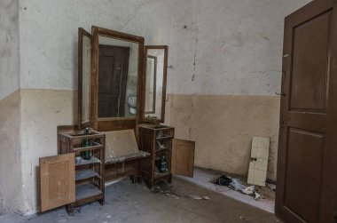eski evinde ayna kutusu