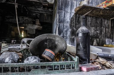 plaka ve şişe içinde ev yangından sonra