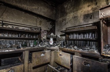 Yangından sonra gözlüklü Bar